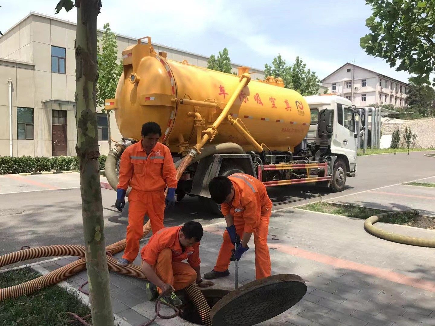 连山管道疏通车停在窨井附近