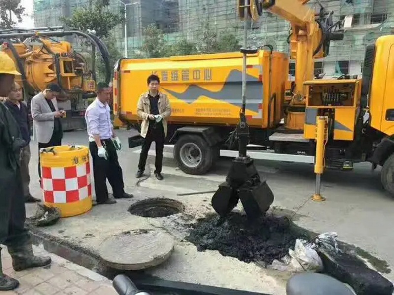 连山街道：网格员化身“清道夫”，为民解忧疏通“堵心”化粪池