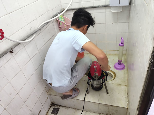 连山肥皂掉到马桶里把马桶堵住了怎么办？马桶堵住了怎么办
