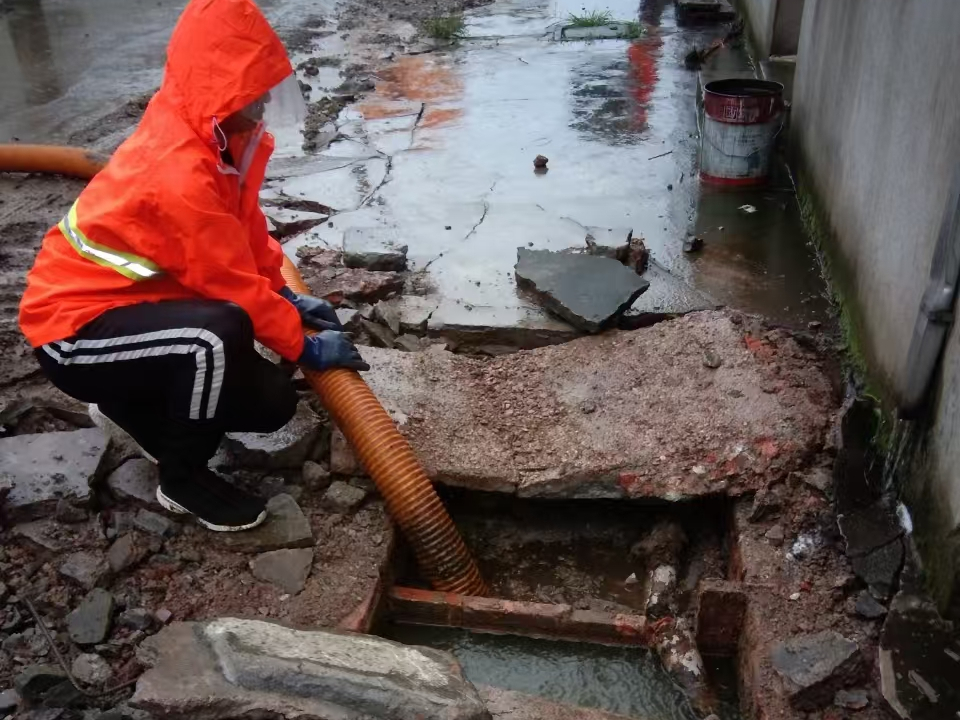 连山专业清理污水池 炜誉市政以规范流程守护城市 “肠道”